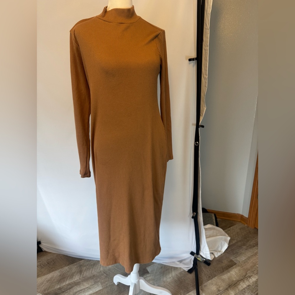 GAP size MP tan ribbed mock neck long dress, stretchy fabric. Beautiful silhouet
